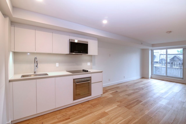 3460 Peel Street 3460 Peel Street — photo 3