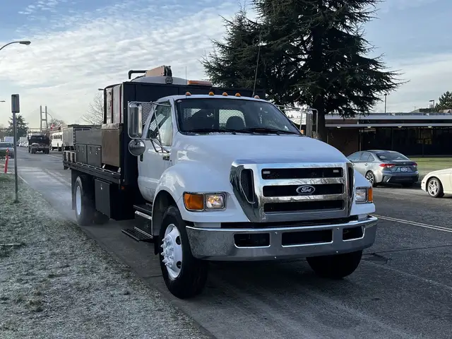 2011 Ford F750 18 Foot Cummins Manual Flatdeck in Heavy Trucks in Winnipeg - Image 3