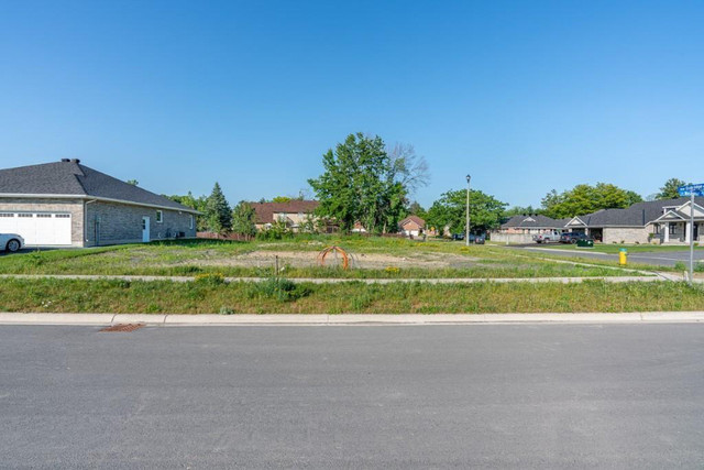 Fully serviced and ready to build on corner lot in Riverdale! in Land for Sale in Cornwall - Image 3