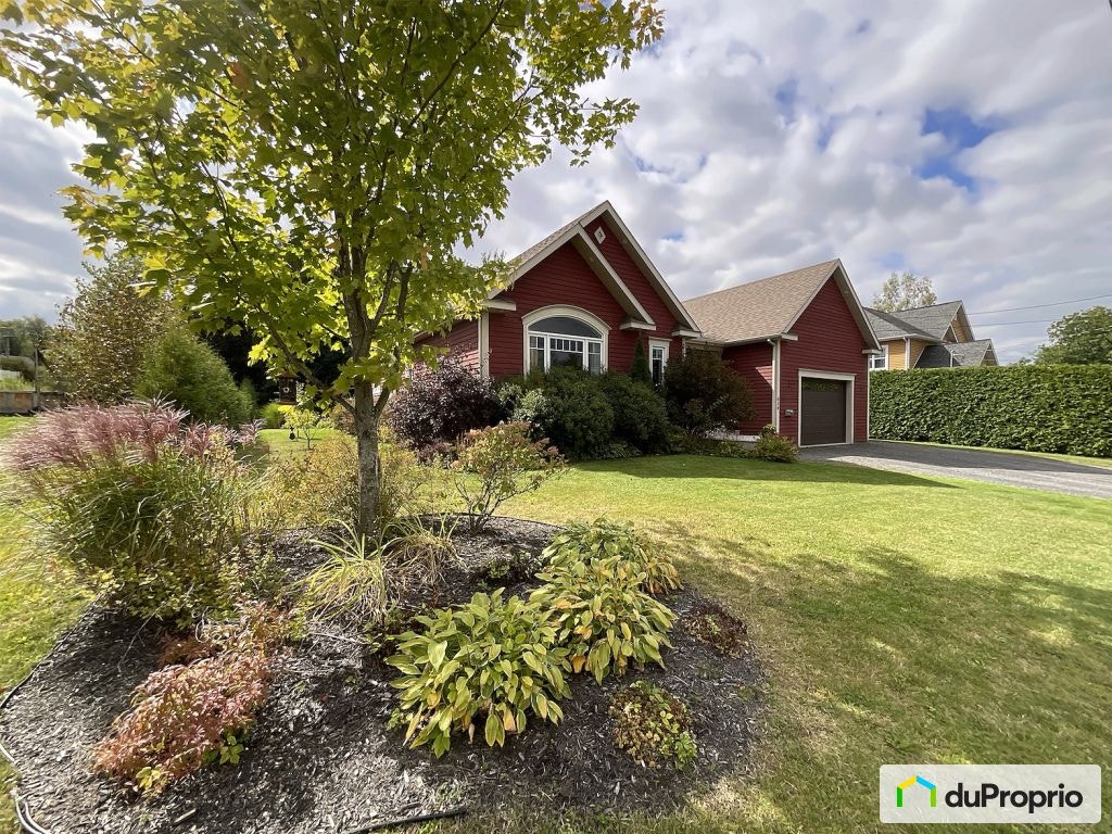 $695,000 - Bungalow for sale in Coaticook — photo 1