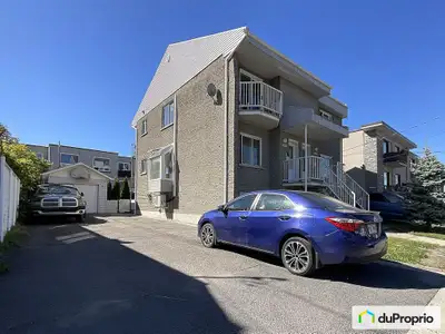 Magnifique triplex idéalement situé à Longueuil, dans un secteur résidentiel. Le terrain de 5 000 pi...