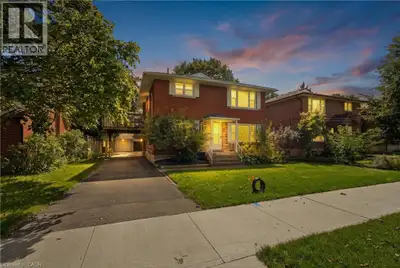 Purpose built triplex in an excellent neighbourhood that appeals to both tenants and owner occupants...