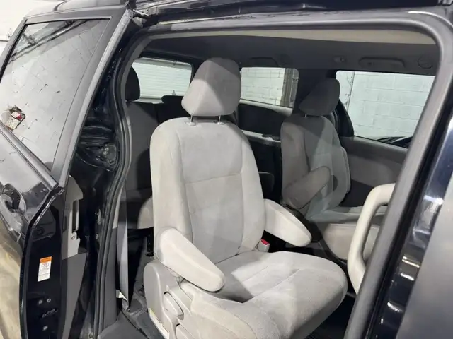 2015 Toyota Sienna LE in Cars & Trucks in City of Montréal - Image 18