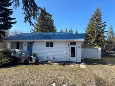 R32//Shoal Lake/Beautifully Renovated 2-Bedroom Home on the West Side of Shoal Lake. This charming 2...