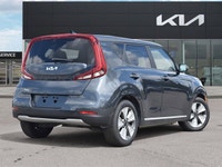 Experience urban versatility redefined with the distinctive Gray 2022 KIA SOUL EV. Perfectly sized f... (image 5)