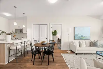 Bright and Modern 2 bed 2 bath in Upscale Neighbourhood