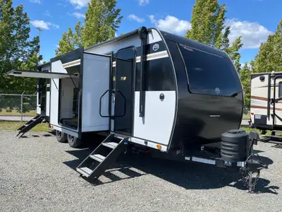 Specifications Hitch Weight: 960 lb UVW: 7,123 lb CCC: 2,637 lb Exterior Length: 30′ 10″ Exterior He...