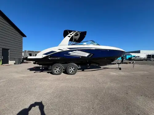 2019 DIVERS/AUTRES CHAPARRAL VRX2430 in Powerboats & Motorboats in Lac-Saint-Jean - Image 2