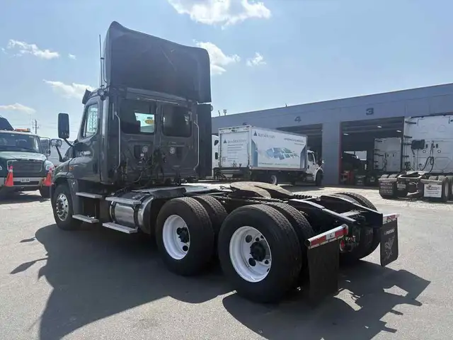 2017 Freightliner Cascadia Safety Certified in Heavy Trucks in Hamilton - Image 6