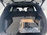 This Star White Metallic Tri-Coat Ford Escape SE is sleek, smart and more fun than ever! It has the... (image 9)