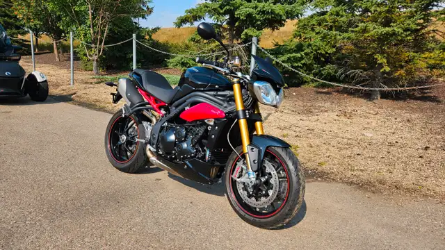 2015 Triumph Speed Triple R ABS - Only 5400km! in Street, Cruisers & Choppers in Edmonton - Image 2