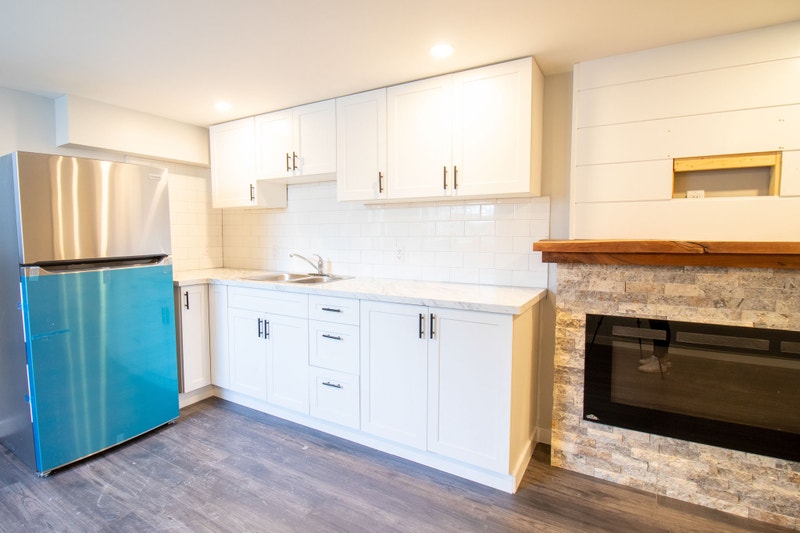 **NEWLY RENOVATED** BACHELOR PLUS DEN IN WELLAND!! Long Term Rentals