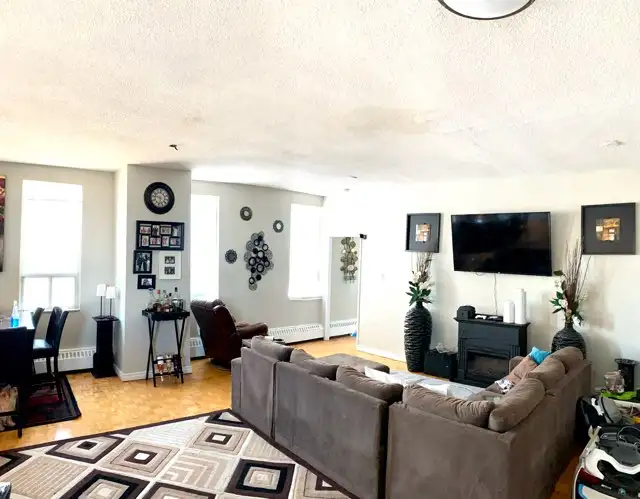 SPACIOUS 2 BED SUITE AVAILLABLE! in Long Term Rentals in City of Toronto - Image 4