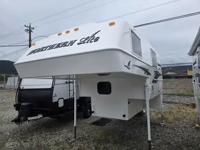 2026 Northern Lite Limited Edition 8-11EXLEDB Face-to-Face Dinet in Travel Trailers & Campers in Penticton - Image 2