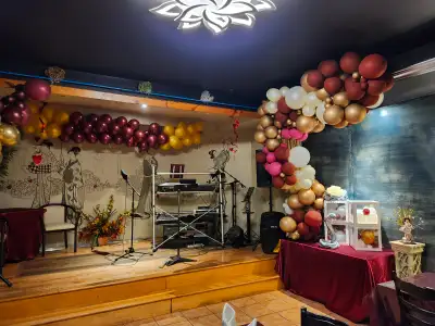 Chanteuse recherchée pour restaurant à Chomedey. 438-765-5700 ' Dan
