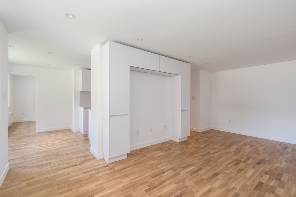 renovated two bedroom, eglinton and dvp - ID 895 4