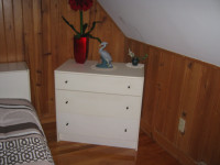 Bureau, lit simple et meuble de couleur blanc