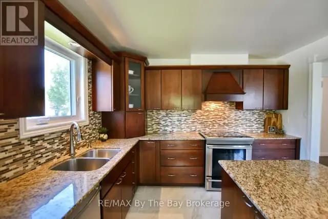 2 BIRCHMOUNT CIRCLE Wasaga Beach, Ontario in Houses for Sale in Oakville / Halton Region - Image 5