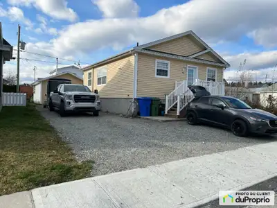 Maison clé en main bâtie en 2011 située dans un quartier tranquille et familial. Au rez-de-chaussée,...