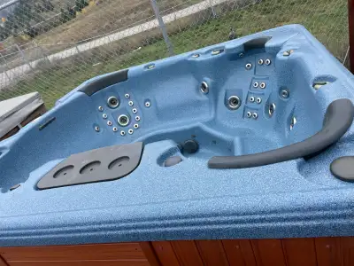 Hydro Spa 37″x88″x87″✅ 52 Jets ✅ 3 Jet Pumps (1 circ)✅ 5-6 Man Tub ✅ 220 V ✅ $5249.99 (does not incl...