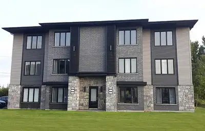 Magnifique logement de construction récente situé dans le domaine Valder à Trois-Rivières-Ouest. Le...