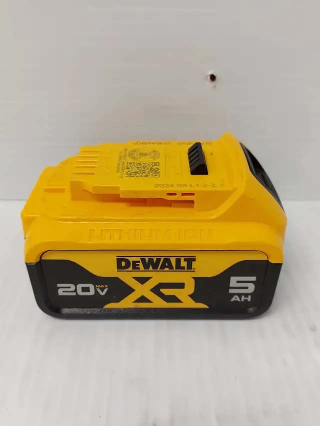 (92233-2) DeWalt DCB205 Battery in Power Tools in Calgary - Image 2