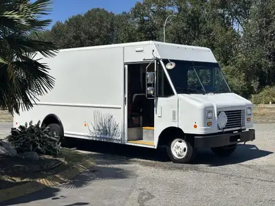 2011 Ford E-450 Super Duty Step Van Max Ext. Measurements: 25' 5in. L x 8' 5in. W x 9' 9in. H Cargo...
