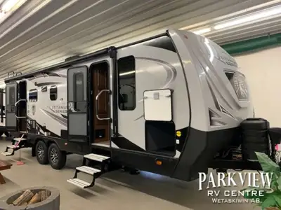 Top quality built, four season, off road trailer with the Luxury of the Titanium pkg.! Options: -Tit...