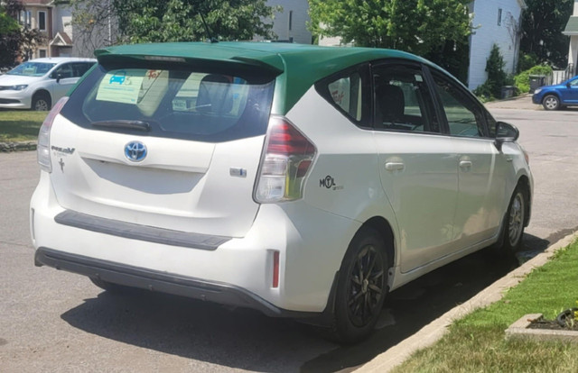 Toyota prius v hybrid 2016 dans Autos et camions  à Laval/Rive Nord - Image 3