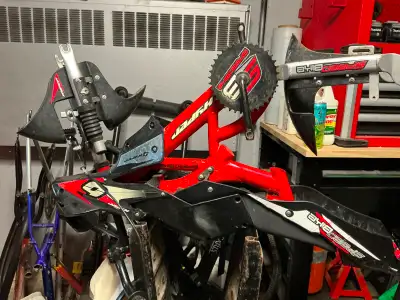 Pièce pour vélo moto spor hyper les plastique et siège  20$, View more