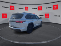 Leather Seats! Handsome styling, impressive performance and an efficient hybrid powertrain make this... (image 7)