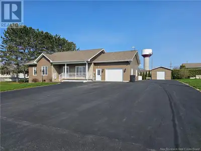 This stunning 2+2 bedroom, 2-bathroom home is located in a quiet, sought-after neighborhood and offe...