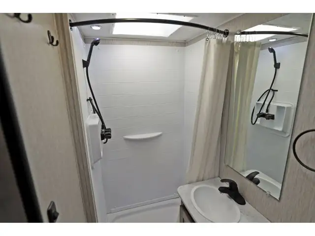 2022 Coachmen Leprechaun 230CB Classe C Compact + 6 Pneus neuf in RVs & Motorhomes in Laval / North Shore - Image 20