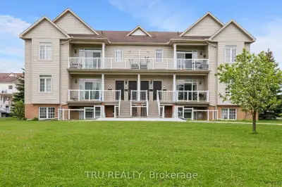 Beautifully maintained upper-level condo located in the sought-after Trailwest community of Kanata....