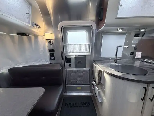 2019 Airstream 25RB in Travel Trailers & Campers in Penticton - Image 10
