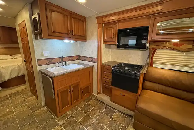 2010 Jayco Greyhawk 31GS - Pre-Owned Class C Motorhome in RVs & Motorhomes in Red Deer - Image 18