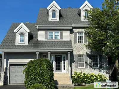Maison 2 étages avec 5 stationnements et cinéma maison au-dessus du garage. Situé près de l'autorout...