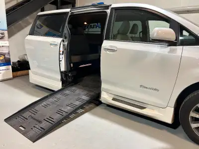 2020 Toyota Sienna XLE with Braun Rampvan Wheelchair Conversion