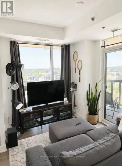 Experience high-rise downtown living in one of Toronto's most iconic buildings. Located in the core...