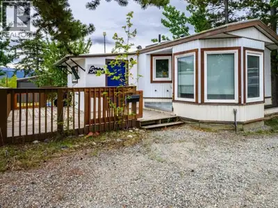 Enjoy the freedom of lifestyle living in this inviting 1988 Gilbralter mobile home! Offering 2 bedro...