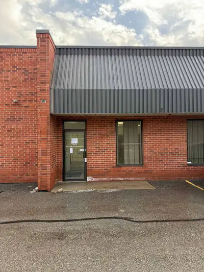 Monthly Rent: $8,900 including Tmi Location: Traders Blvd E / Hurontario St Total Area: 3900 sqft Of...