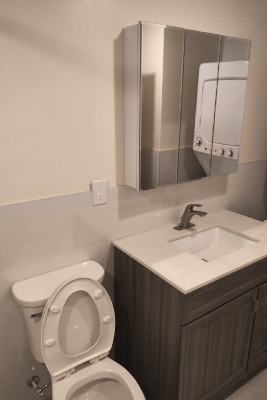 Fully Renovated Studio Apartment – Private Yard – Utilities Incl 4