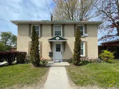 Gorgeous 2 bedroom main floor apartment- 1-390 Division St
