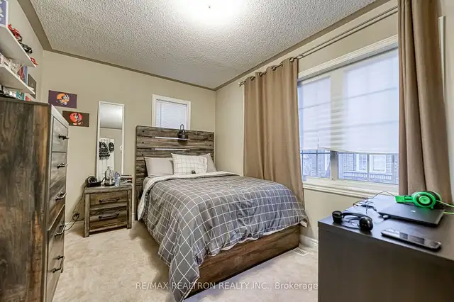 Stunning corner-unit freehold townhouse in Houses for Sale in Oshawa / Durham Region - Image 4