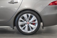 Jaguar XF P300 AWD R-Dynamic SE 2022: - Extérieur métallisé argent SILICON sur intérieur en cuir bla... (image 8)