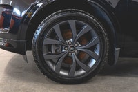 Land Rover Discovery Sport R-Dynamic SE 2023: - Extérieur métallisé noir SANTORINI avec intérieur en... (image 7)