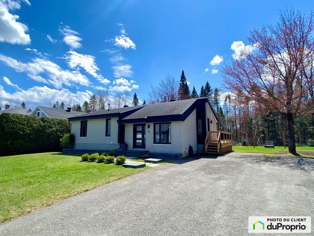 $585,000 - Bungalow for sale in Boischatel — photo 1