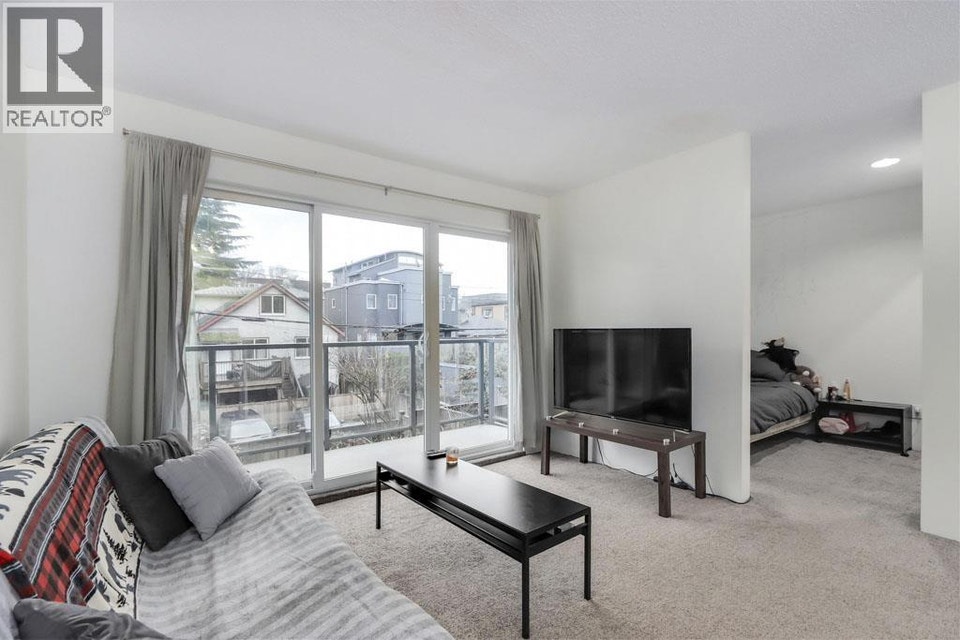207 1450 LABURNUM STREET Vancouver, British Columbia 4
