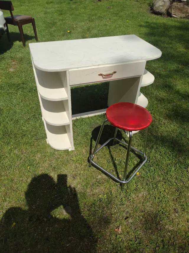 Child's desk with retro stool in Desks in Barrie - Image 11