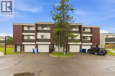 EXTENSIVELY RENOVATED END UNIT BACKING GREENSPACE WITH A RARE FULL ENSUITE! Welcome to this exceptio...